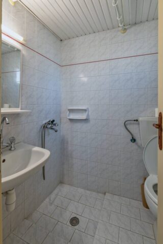 Toilet of room 4 of Kamilari apartments